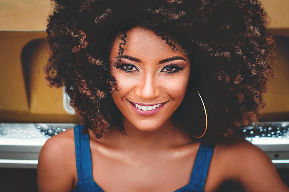 Bucle voluminoase, stilizate elegant la Adelina Curly Style