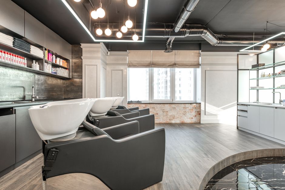 Interior luminos și modern al salonului Adelina Curly Style